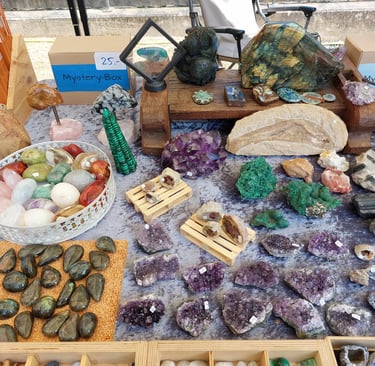 Ein Ausschnitt eines Marktstandes der Galerie Zauberwelt