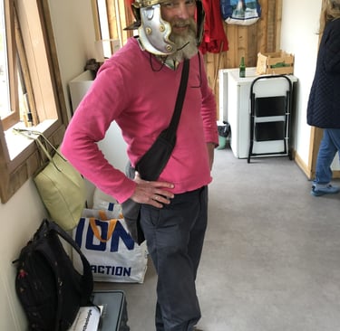 Foto van Gert Jacob die een Romeinse helm draagt