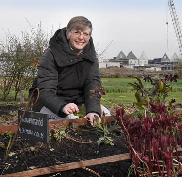 esther van den bor werkt in de groentetuin