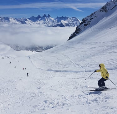 skieur dans les alpes