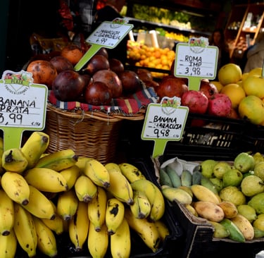 Bananes et Maracuja fruits de la passion au marché de Funchal à Madère