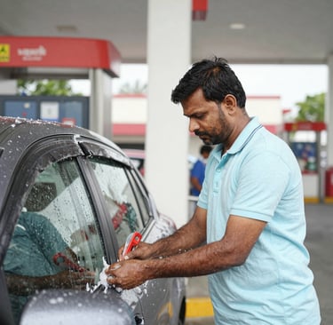 un homme lave sa voiture de location avant de la rendre