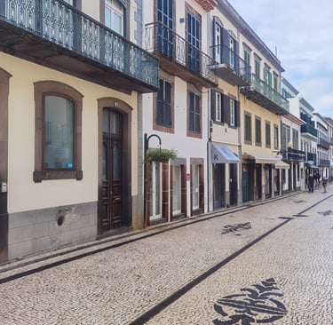 ruelles avec azuelos dans un village de Madere