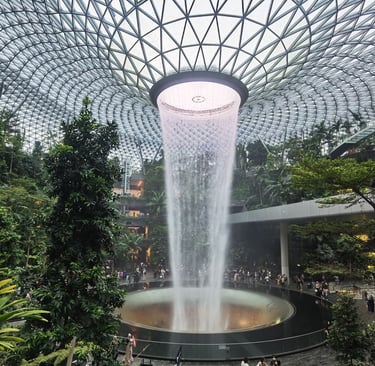 Rain Vortex Singapour plus grande cascade intérieure au monde