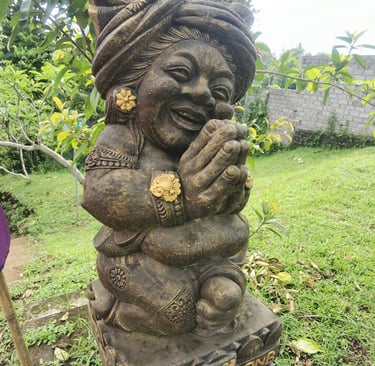 une statue balinaise qui souri