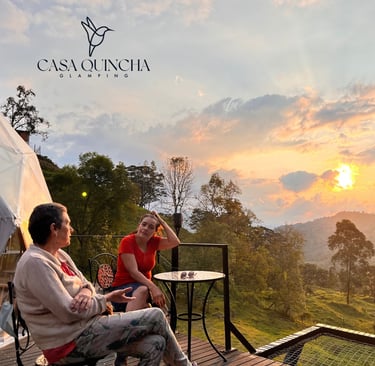 Compartir recuerdos viendo el hermoso atardecer en Casa Quincha Glamping