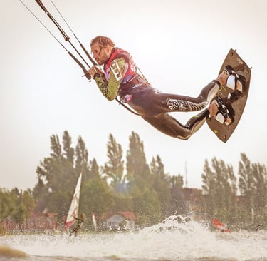 Simon Tötschinger beim Kitesurfen am Neusiedler See