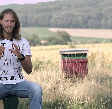 Bild aus einem YouTube Video mit Imker Simon Tötschinger bei seinen Bienenstöcken
