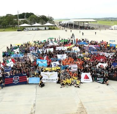 Foto com membros de todas as equipes e suas bandeiras