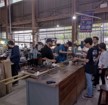 Membros da equipe construindo as asas do avião