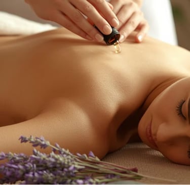 Человек лежит на массажном столе, на его спину наносят ароматическое масло. Сцена передаёт расслаб.