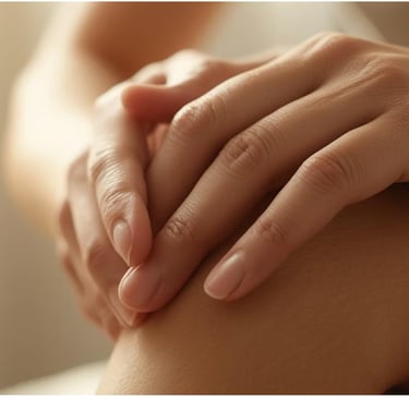 Руки, осторожно держащие колено. Символ боли или воспаления в суставах.