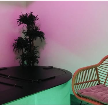 Комната для флоатинга с мягким освещением и спокойной атмосферой. Пространство создано для расслаб.