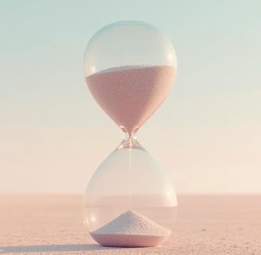 Песочные часы с медленно пересыпающимся песком. Символ времени, спокойствия и осознанного дыхания.