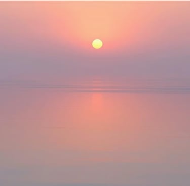 Спокойный закат над гладкой поверхностью воды. Атмосфера тишины, медитации и внутреннего покоя.