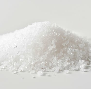 Epsomi soola kristallid heledal taustal