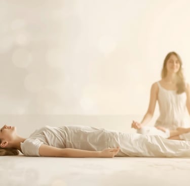 vabastava hingamise seanss ja mediteerija kõrvuti