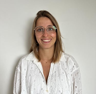 Un portrait d'une jeune femme chiropracteur