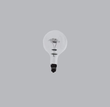 Illustration d’une ampoule en verre éteinte (grillée) sur fond gris.