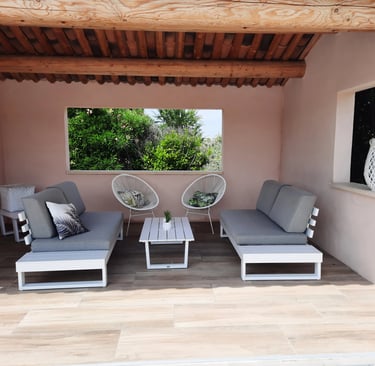 Terrasse couverte au bord de la piscine