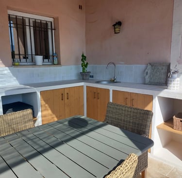 Vue de la cuisine extérieure pour des repas en toute convivialité