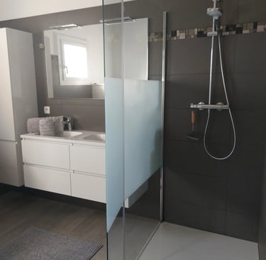 Vue de la salle de bains totalemet rénovée