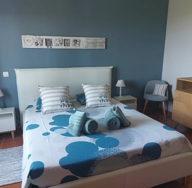 Vue de la chambre décorée dans les tons bleus