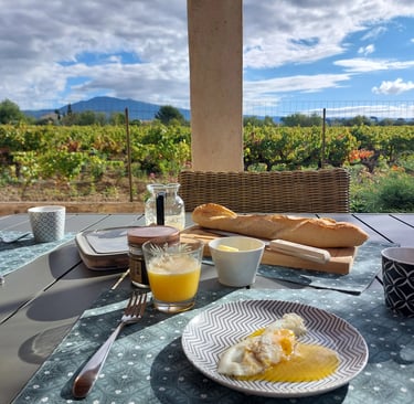 Vue imprenable pour prendre un copieux petit-déjeuner