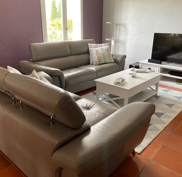 Salon moderne avec divan en cuir et télévisions moderne