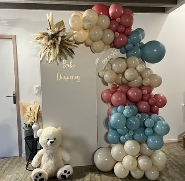 coin photo pour gender reveal avec arche de ballon rose, bleu et beige