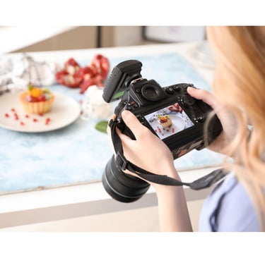 Plat photographié à la lumière naturelle près d’une fenêtre