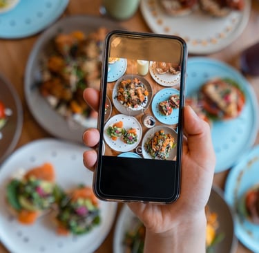 Un téléphone prend une photo de plusieurs assiettes