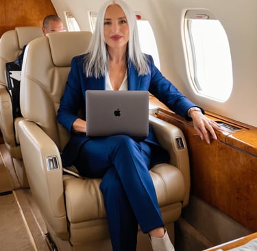 Elegante Luxury Coach in jet privato con laptop.