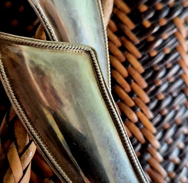 Borsa balinese in rattan intrecciato e orecchini in argento, ricordi di viaggio anni '80.