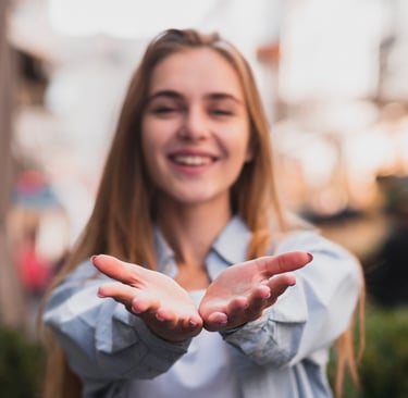 Une femme montrant de la gratitude et de la bienveillance