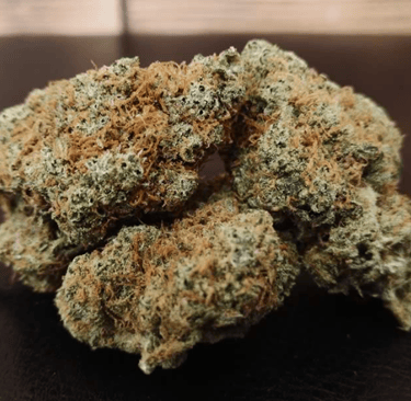 Cogollo de CBD de alta calidad sobre fondo madera para consumo legal