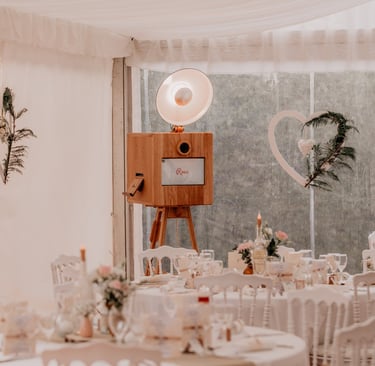 Photobooth en bois clair sur trépied avec éclairage circulaire, modèle Rosa, dans une grande salle