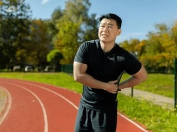 un sportif homme ayant des douleurs, blessures 