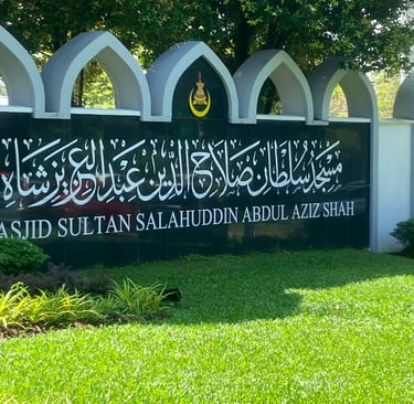 Sign outside of the Blue Mosque in Malaysia 