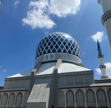 Majestic King Abdul Aziz Mosque in Shah Alam, Malaysia, showcasing stunning Islamic architecture