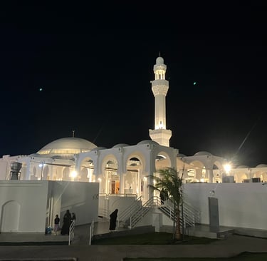 a large white Al Rahma Mosque in Jeddah, Saudi Arabia