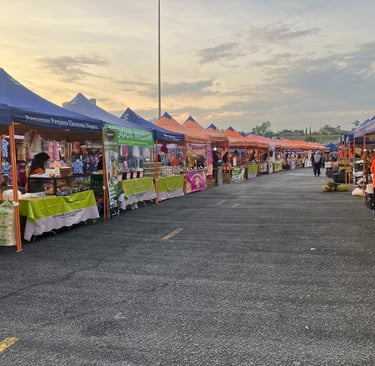 Stalls at the Shah Alam Stadium Market, Malaysia 