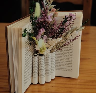 Décoration avec un livre et des fleurs séchées 