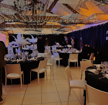 Salle de réception année 20 avec plume et plafond etoilé 