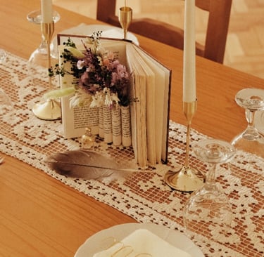 Center de table poétique et rétro avec livre, fleurs séchées et napperon