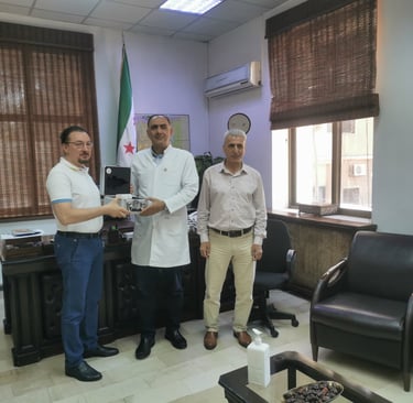 Dr Pharaon présente au Dr M. Halbouni (directeur) et Dr M. Nooh (chef) le bilirubinomètre