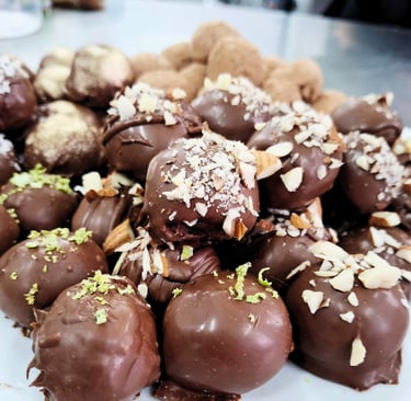 Proceso de elaboración artesanal de trufas de chocolate – Fioratto Chocolate