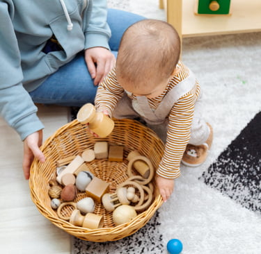 bébé qui joue avec panier