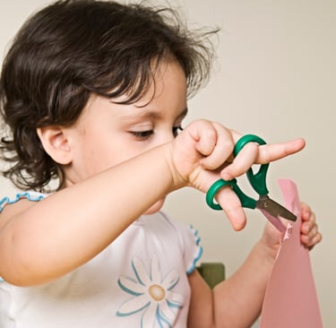 enfant qui coupe du papier