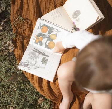 lecture avec bébé en noir et blanc